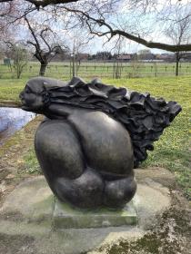 Hockende Windfrau