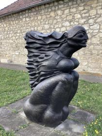 Sitzende Windfrau
